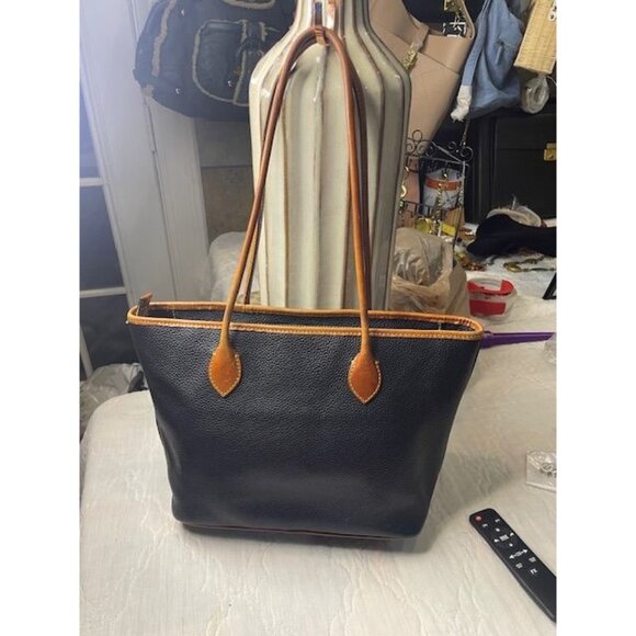 Preloved Dooney & Bourke Pebble Grain Tote – Classic Charm, Timeless Style - Picture 2 of 5